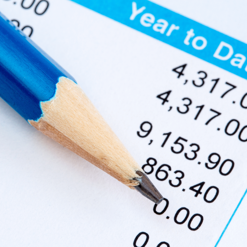 Un crayon sur une feuille de salaire d'un directeur de projets IT