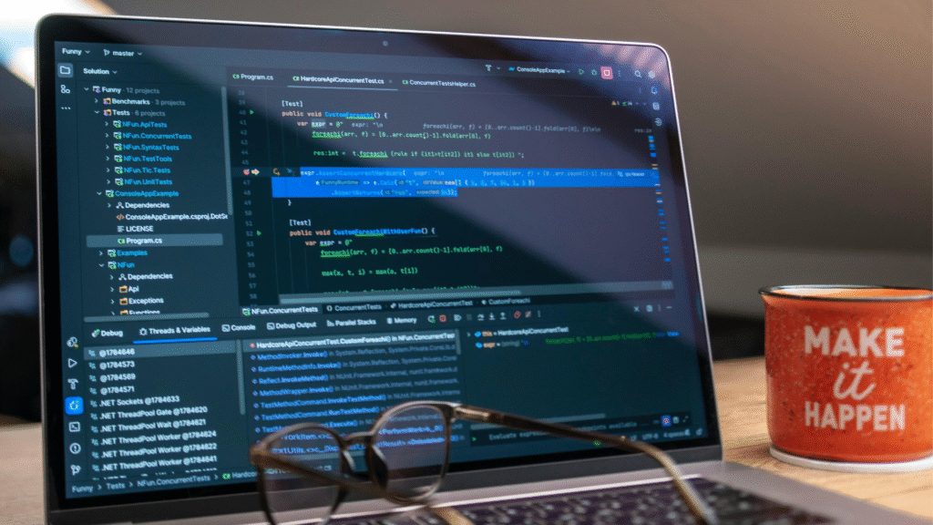 Écran de développement logiciel, compétences techniques recherchées en recrutement IT