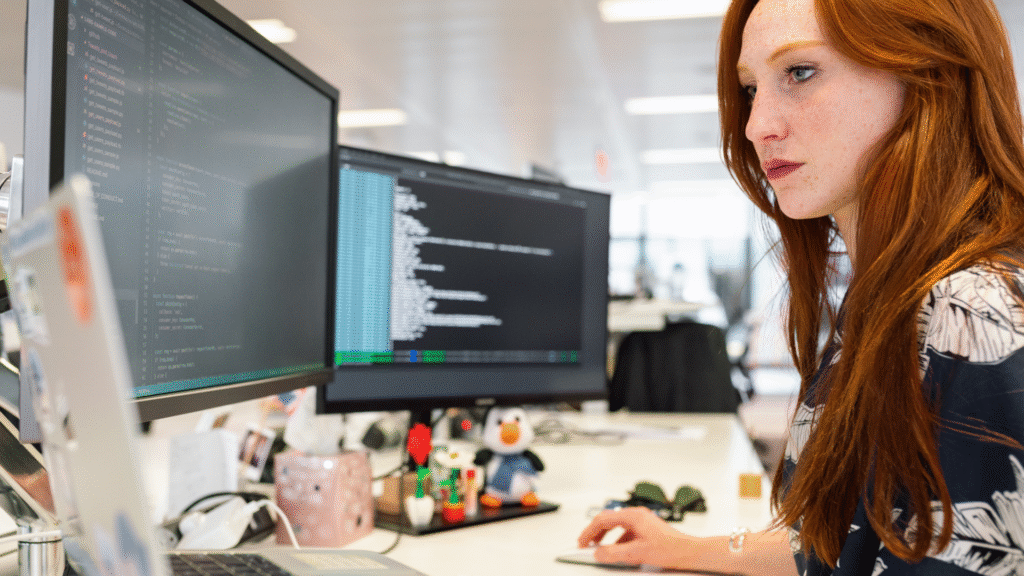 Développeuse au travail illustrant le recrutement IT en 2026