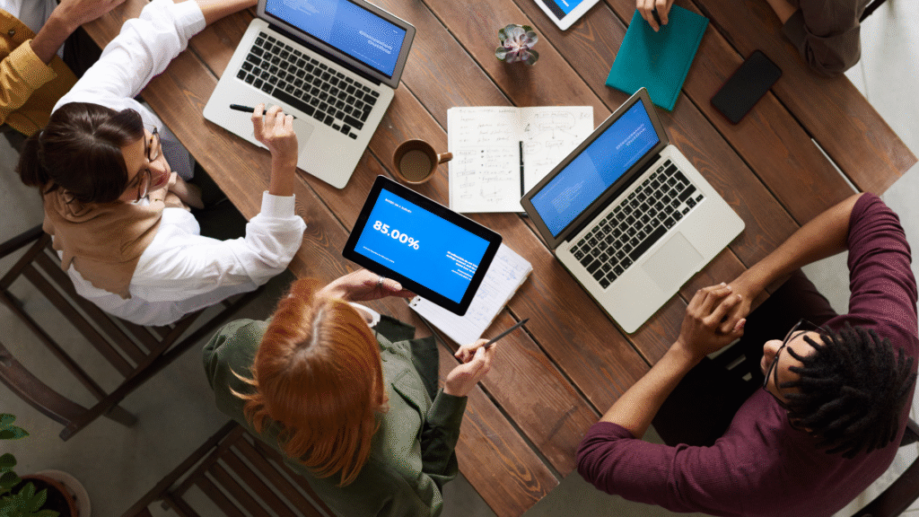 Équipe collaborant autour d'une table lors d'un processus de recrutement IT